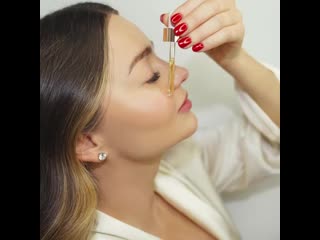 There's more ways than one to use the noni glow face oil sparkles here’s a hint @mira ( 750 x 750 ) mp4