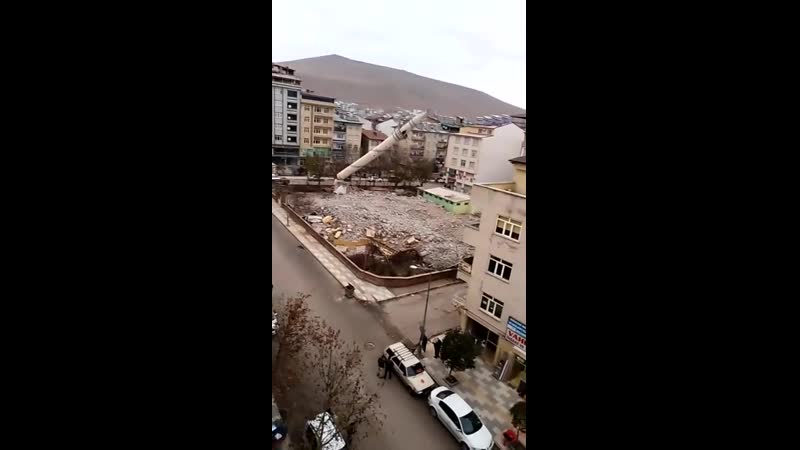 Внимание на верхнюю часть башни