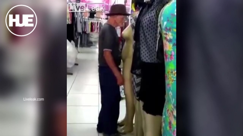 Старичок использовал манекен как секс куклу