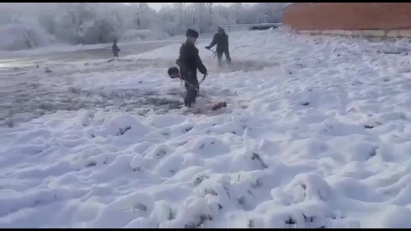 В армии косят траву при любой погоде