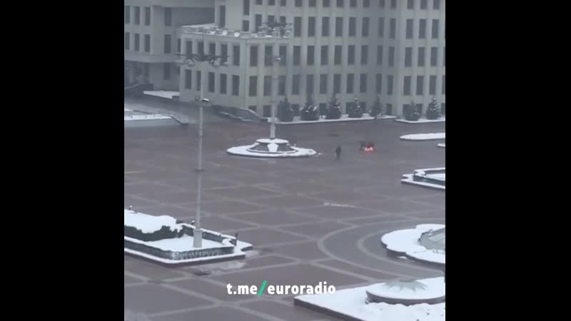 На плошчы незалежнасці ў мінску гарэў чалавек