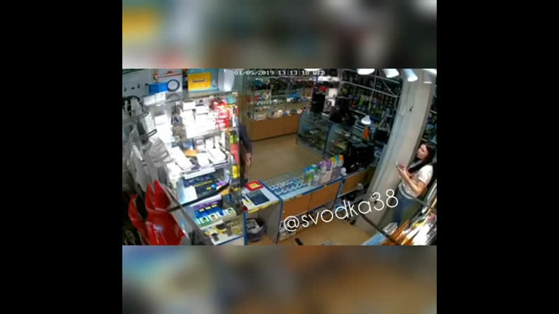 В усть куте утром в одном из магазинов, мужчина уголовной наружности, без каких либо причин напал на девушку!