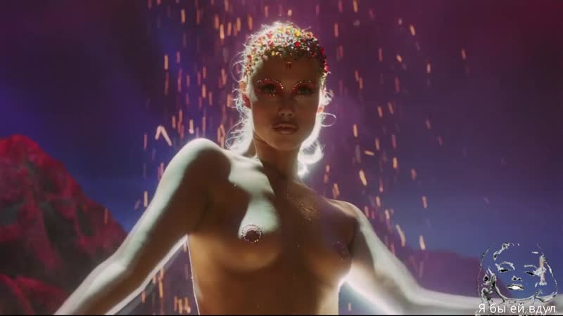 Ол құлды өкшесімен таптады Балық торында жалаңаш