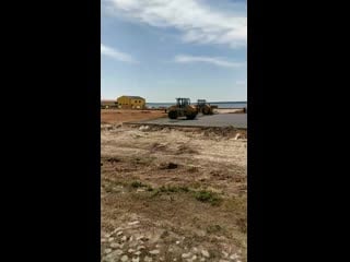 Возле брукованки катают асфальт