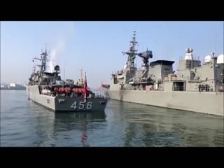 Htms naresuan (ffg 421) and htms bangpakong (ffg 456) of the royal thai navy departing from the jetty in vladivostok