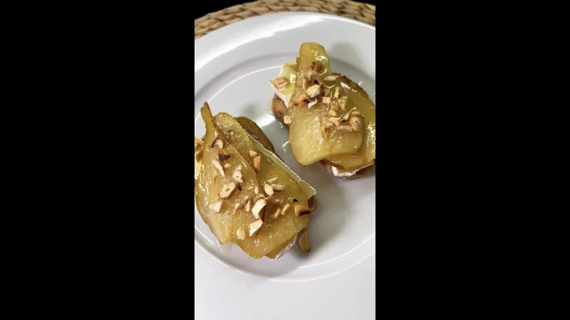 Брускетта с карамелизированной грушей и бри 👩🏻‍🍳