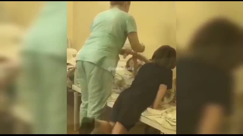 Медсестра в молодые клинике пыталась привязать к кровати ребёнка