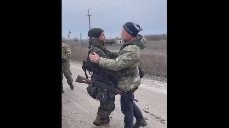 После долгой разлуки отец и сын случайно встретились на передовой