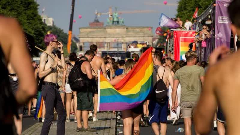 Live parade zum christopher street day in berlin