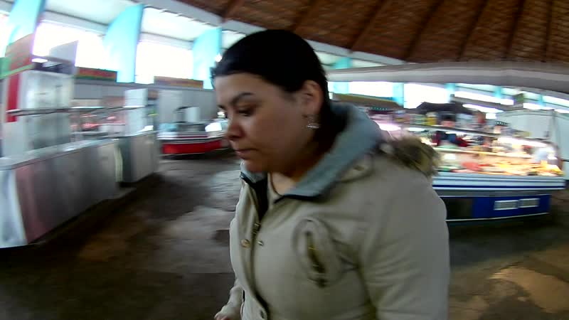 Наглая цыганская попрошайка промышляет в бресте на автовокзале и на рынке