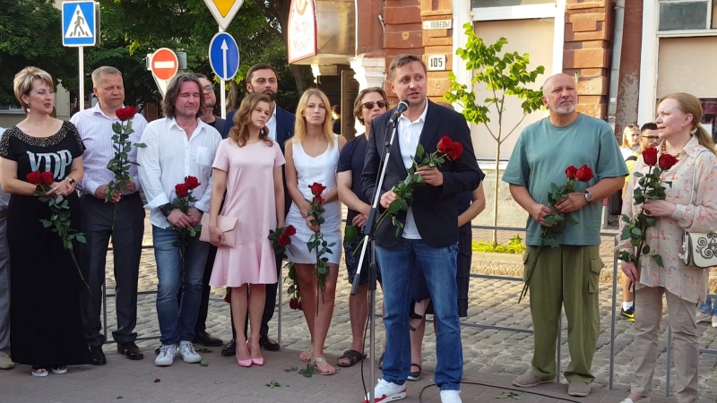 Андрей михалков на закладке памятного знака у мемориала сергею бондарчуку в ейске