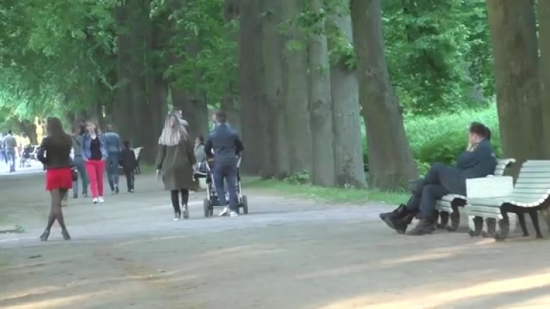 Девушка снимает труханы реакция людей на пранк