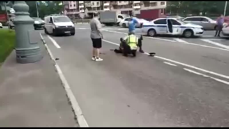 На ленинском проспекте в москве неизвестный открыл огонь по сотрудникам дпс, ранив их