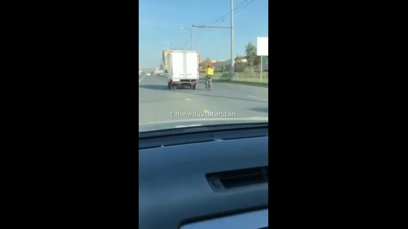 Доставщик еды ехал на велосипеде, зацепившись за «газель»