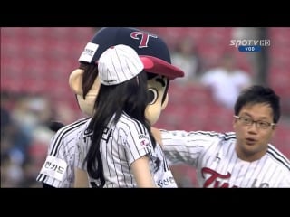 130710 spotv girl’s day yura’s first pitch @ lg twins baseball game
