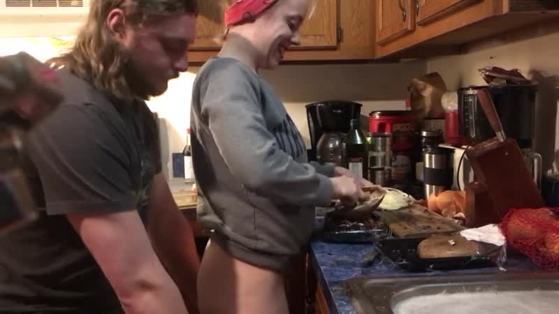 Сюрприз секс во время приготовления ужина