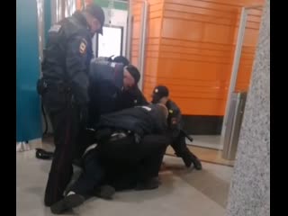 Полицейские жестко задержали пассажира без маски на "беговой"