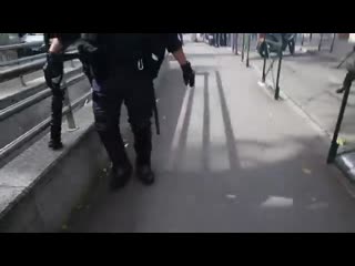Un flic balance une femme violemment au sol manif 26 mai toulouse