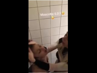 Горячие лесби в туалете ебут друг друга