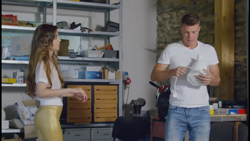 Симпатичная фитоняшка расплатилась натурой с парнем, за ремонт своего чайника и вибромассажера)