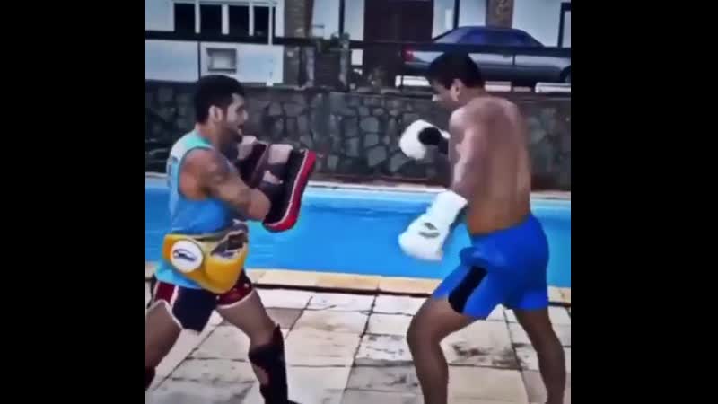 Пауло коста отработка ударов на лапах!