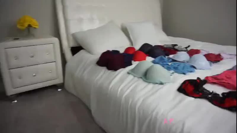 Сисястая примеряет лифчики, большие pearl (480p) mp4