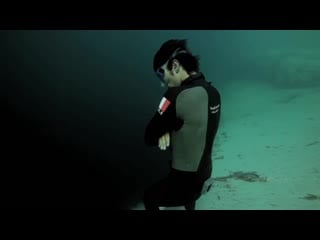 Guillaume nery base jumping at dean's blue hole, filmed on breath hold by julie gautier