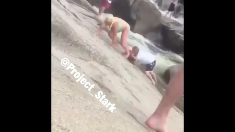 Яжемать и яжебатя выгуливают дочь