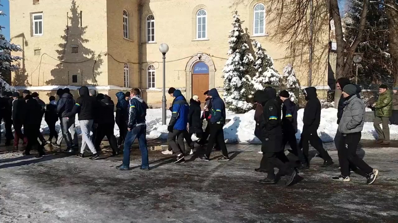 Біля маріїнського парку збирають тітушок