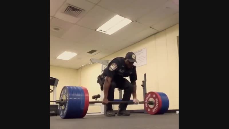 Strength of body полицейский в полной экипирое делает становую тягу