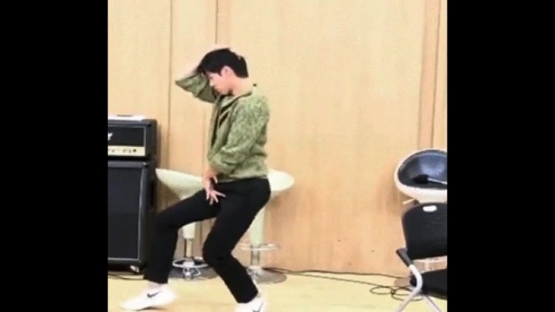 Yunho doing mjs iconic dance moves, crotch grab and moonwalk awesome!!