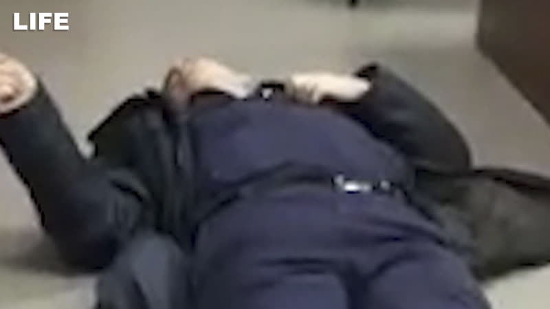 Пожарные сняли на видео пьяного начальника, спящего на полу