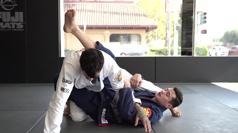 Caio terra 4 leg hug triangle (kneeling in closed guard)