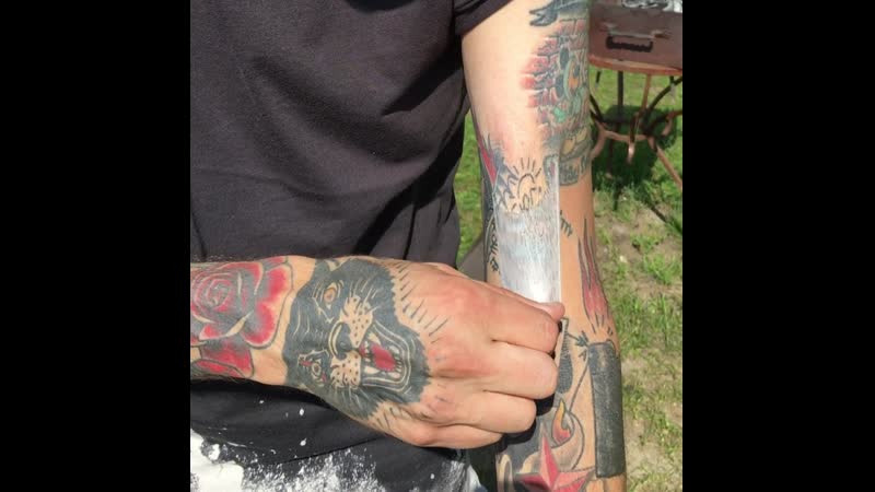 Срываем плёнку с татуирои