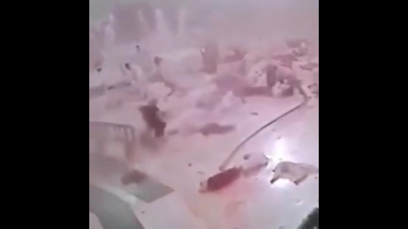 Мальчик спас свою мать ценой своей жизни падение крана в мекке