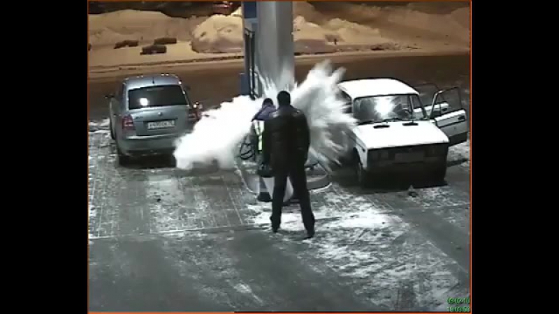 Решил подсветить бензобак зажигалкой