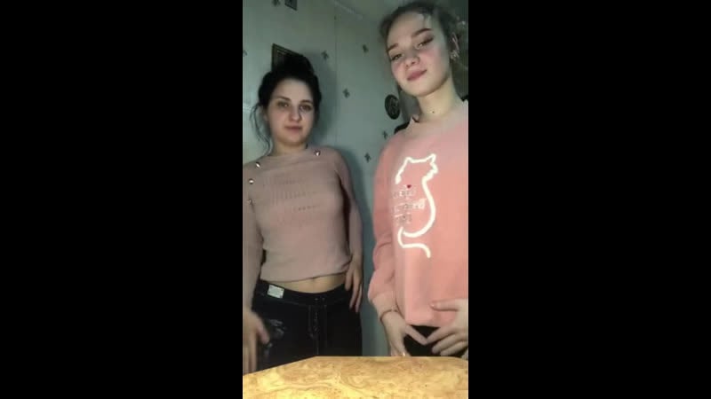 Две девушки колледжа после школы (камерой)