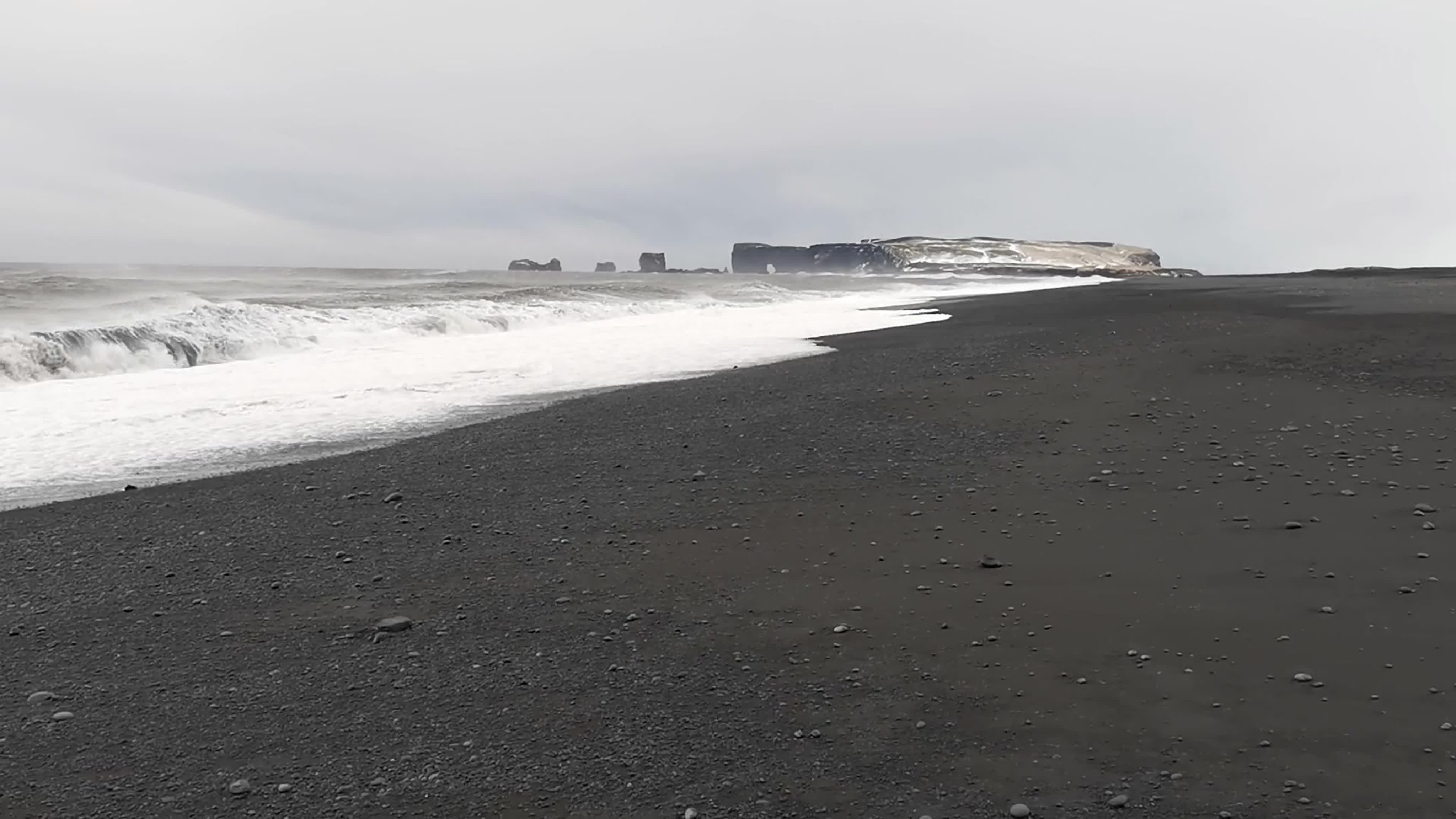 Reynisfjara beach, пляж рейнисфьяара, чёрный пляж около пос вик