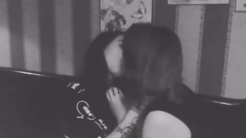 Милена чижова и юля реш сосутся на камеру