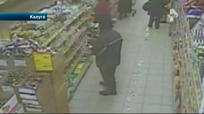 Жадный грабитель прятал украденный в магазине кофе в штаны (видео)