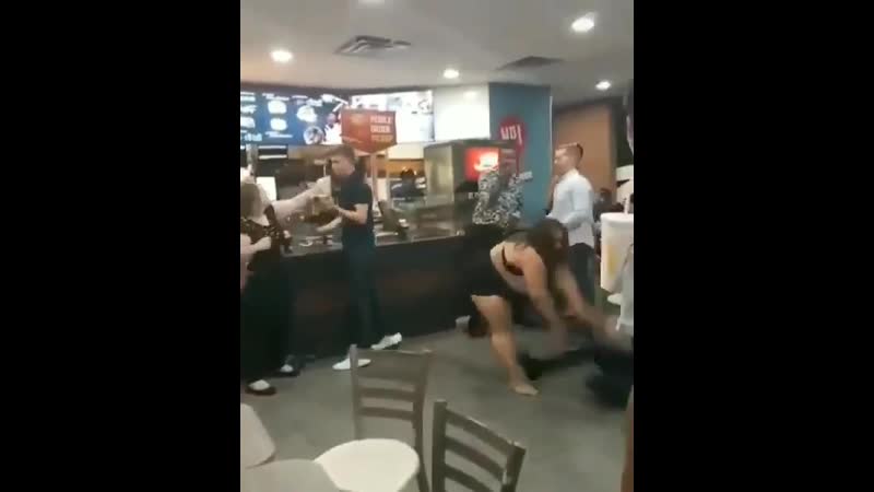 Женщина дерется с мужчиной в баре