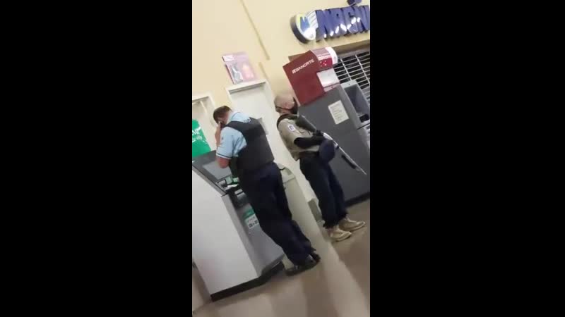 Мексика, старый извращенец, банкомат, труселя