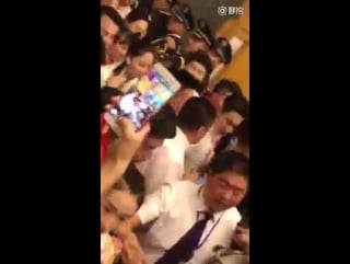 [lq fancam] 170504 cctv youth day gala `the flowers of may` backstage @ exo's lay (zhang yixng)