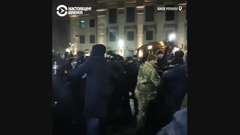 Посольство россии в киеве забросали файерами и дымовыми шашками