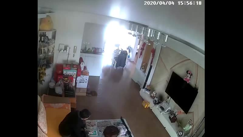 Азиат решил зарядить аккумулятор дома (720p) mp4