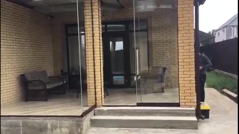 Безрамное остекление дома с террасой и бассейном