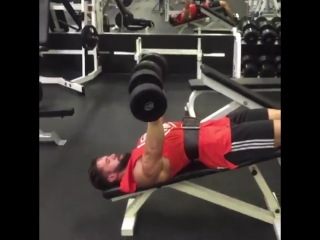 Жим гантелей в наклоне