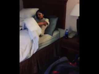 Ariana marie ложится спать в гостинице