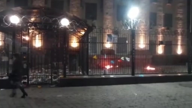 В киеве радикалы забросали посольство рф коктейлями молотова видео