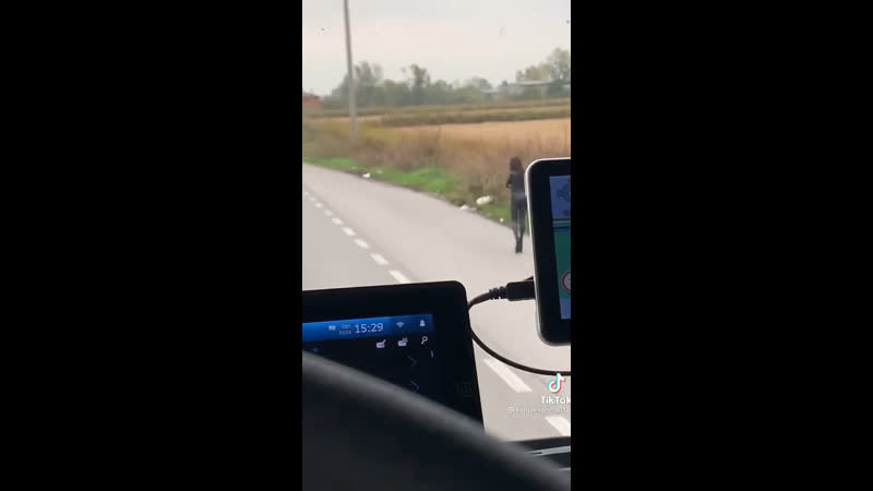 Дальнобойщик снял видео в италии на каждые сто метров приходится по несколько шлюх